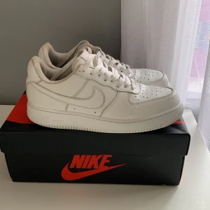 Nike air force 1 - Ett par Nike air force 1, som är slitna på under sidan ( sulan) men ser mycket fresha ut.