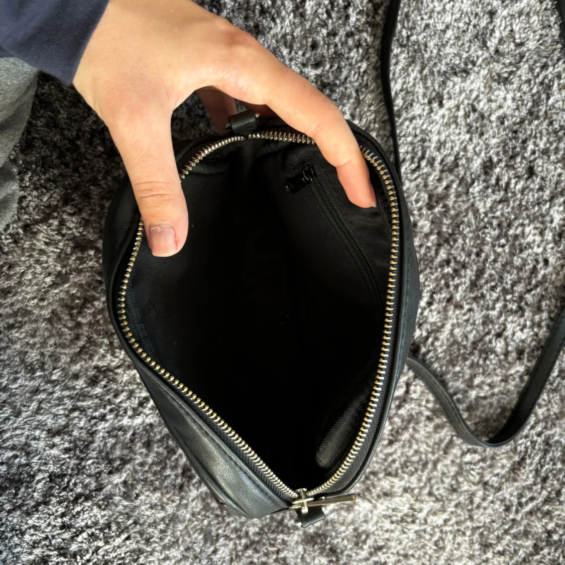 Svart axelremsväska 👜 - 90