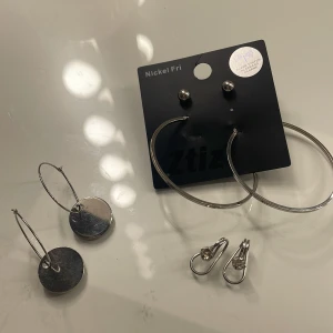 Set med silverfärgade örhängen - Säljer ett set med olika silverfärgade örhängen. 