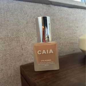 CAIA - Fondation  - IT'S ICONIC FOUNDATION. Färgen 2N. Den passade tyvärr inte mig. Testad vid 2 tillfällen så åtminstone 90% kvar om inte mer.  Köparen står för frakten. 