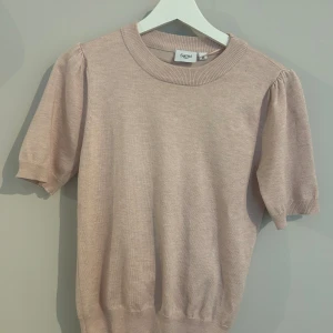 Stickad topp nyskick  - Stickad topp från Vila i nyskick 