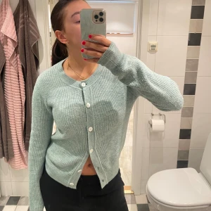 Fluffig kofta 👗 - En så snygg kofta från NAKD i turkos färg. Säljer då har alldeles för mycket kläder! ❤️