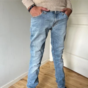 Nudie Jeans - Att par rikigt feta ljus blå Nudie jeans, riktigt fräsha och finns inga tecken på användning. Tveka att inte att höra av er. Priset är inte hugget i sten😁