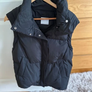 Väst - Bershka - Väst från Bershka , använd cirka 2 gånger  Som ny!   Köptes för 399kr  Säljes för 150kr 