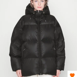 Arket puffer jacket  - Säljer en svart puffer jacket i storlek xs.  Fint skick utan repor eller skador. Originalpris 2100