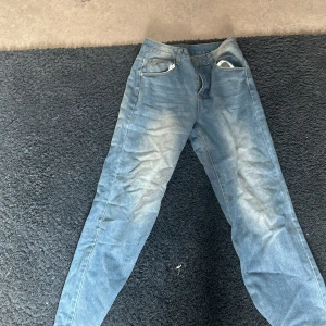 Jeans  - Inte använt nån gång bara provat dom 1 gång och dom är ganska sköna