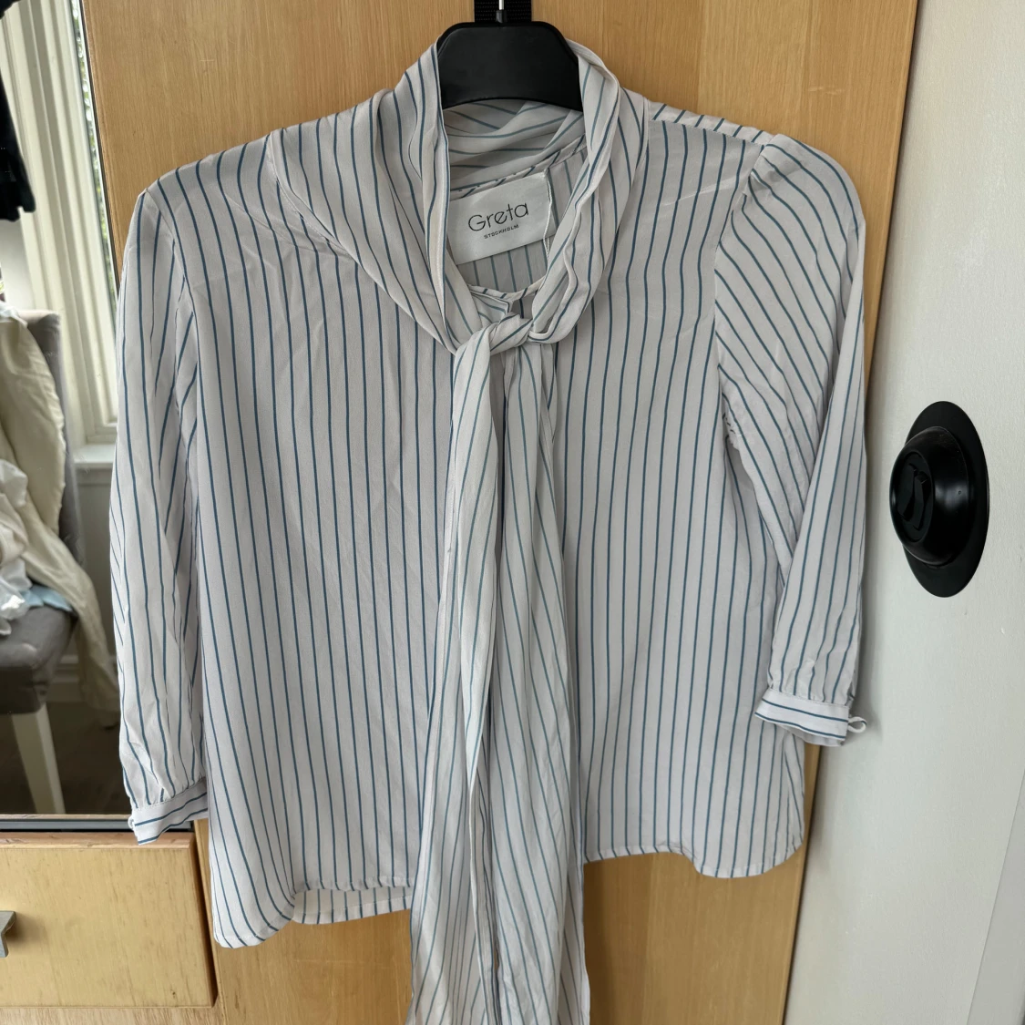 Vacker blåvit knytblus - 90