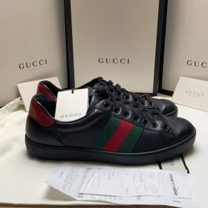 Tjena,säljer nu dessa sprillans nya Gucci ace i storlek 39,5- Skick 10/10-❗️allt og medföljer ❗️ - kvitto medföljer - skriv vid intresse,mvh Luxe