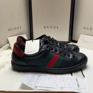 Gucci ace - Tjena,säljer nu dessa sprillans nya Gucci ace i storlek 39,5- Skick 10/10-❗️allt og medföljer ❗️ - kvitto medföljer - skriv vid intresse,mvh Luxe