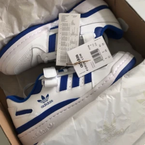 Adidas Forum - Säljer mina blå/vita adidas forum low! Storlek 39 1/3 🫶🏼 Märks att dom är använda men dom är fortfarande i bra skick! Nypris 1300💓