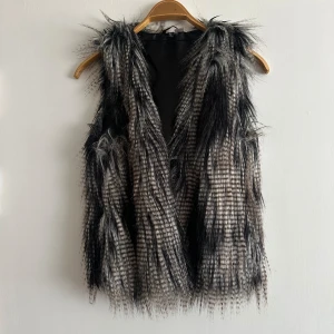 Pälsväst - Säljer min Pälsväst då den tyvärr inte passar mig längre! 