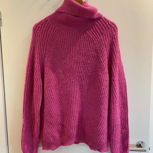 Stickad polotröja - Stickad rosa polotröja. Superskön och mysig tröja nu till hösten. 