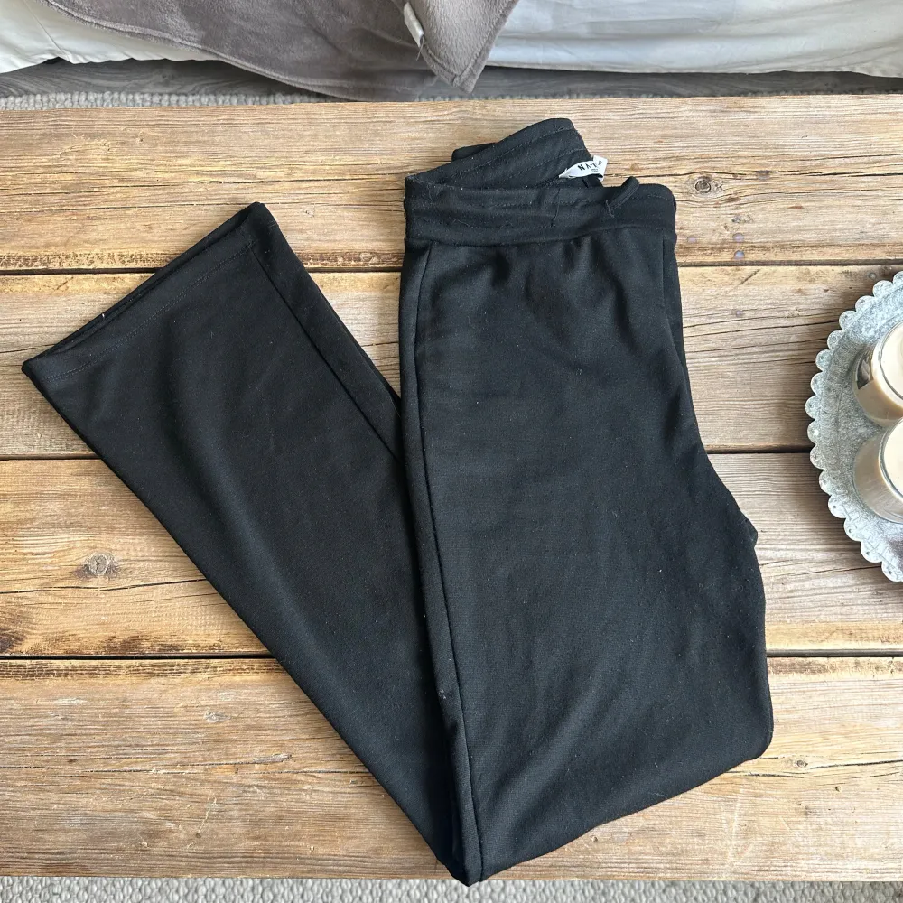 Yoga pants från NAKD, säljer då dom blivit försmå för mig. Skriv privat om du undrar något eller vill ha fler bilder!!💓🫶🏼Pris kan diskuteras. . Jeans & Byxor.