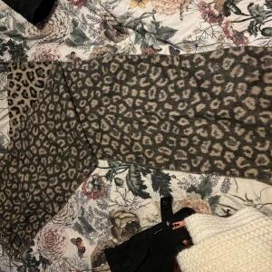 Leopard halsduk - En fin leopard halsduk som är i toppenskick och skönt material 
