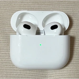 3rd: generation  - Använt två gånger, kvaliteten är som nya. Priset kan diskuteras 