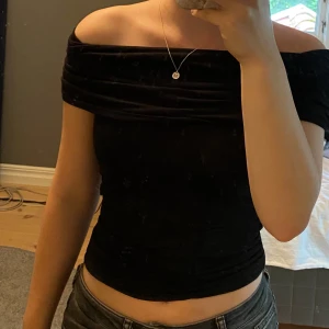 Off shoulder top  - Super fin topp från Nelly, endast använd en gång och sedan dess bara hängt i garderoben. Storlek xs men skulle säga att den passar även S 