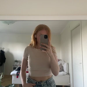 Croppad ribbad beige Tshirt  - Bra skick, inte använd alls mycket, är ganska kort för storleken. 