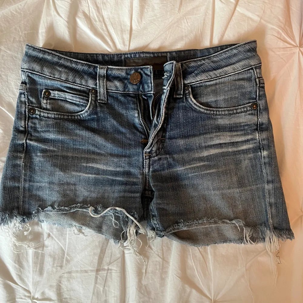 Super snygga jeans shorts från acne jeans🩵 säljer då jag ej använder de. Shorts.