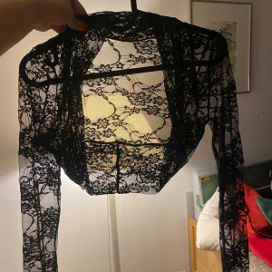 Spets bolero🖤 - Jättefin spetstopp, jag har aldrig använt den eftersom den är är för liten men så himla fin! Köpt här på Sellpy så jag vet inte märket, storleken är S eller XS 💋