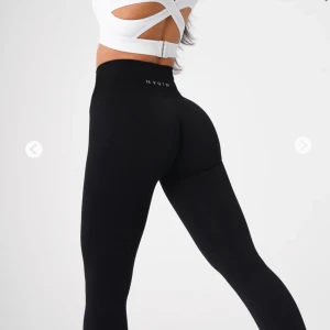 Svarta leggings från NVGTN - Säljer ett par svarta leggings från NVGTN. De är precis vid naveln på mig. Sitter extremt skönt. säljs då de inte kommer till användning. inga defekter nypris: 595kr. pris kan diskuteras