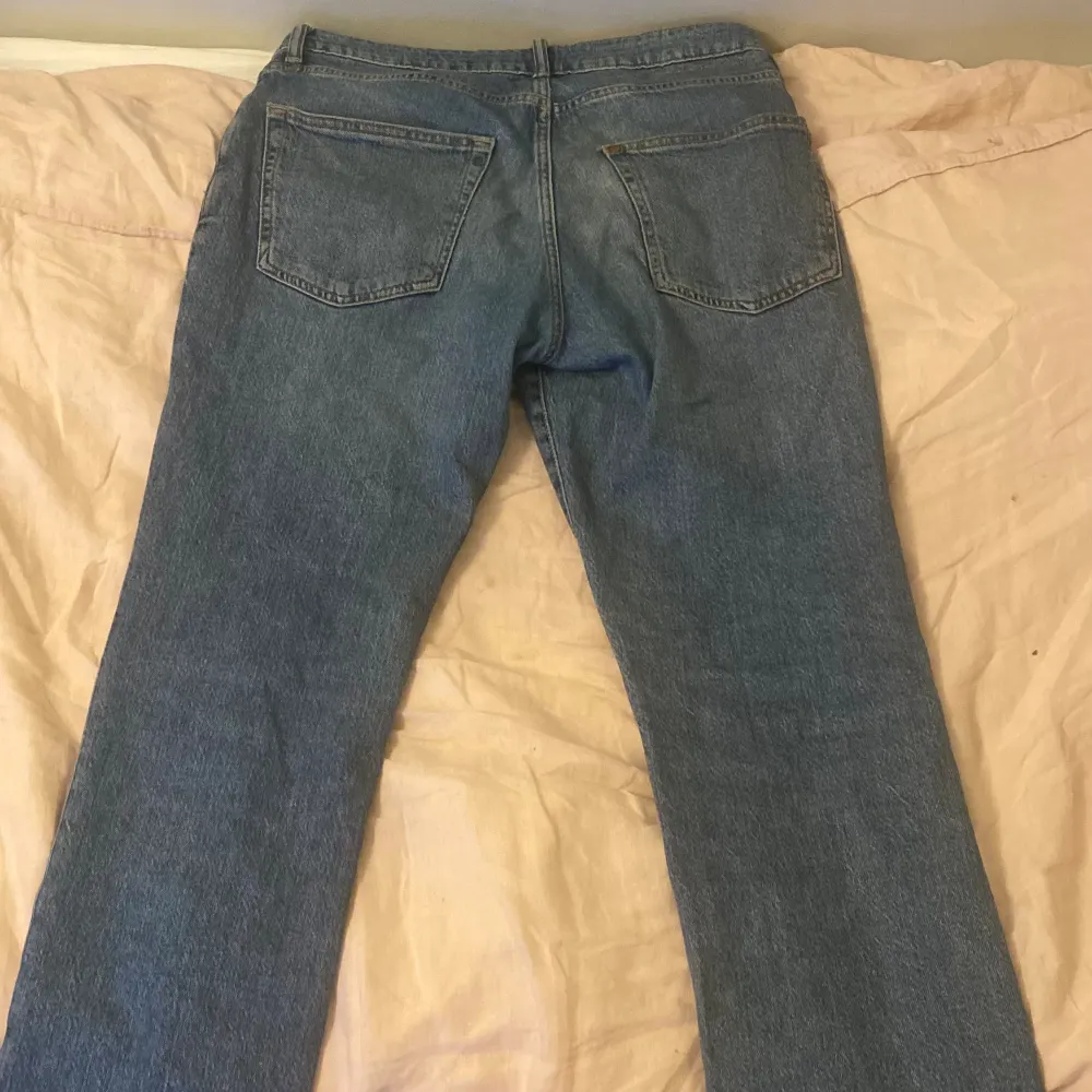 2 par jeans fr HM i storlek W32 L32 i färgerna svart och blå, regular fit. De svarta jeansen är knappt använda och de blåa är i bra skick. Säljer dessa tillsammans för 200kr men om du endast vill ha ett par går det också att lösa för 100kr. . Jeans & Byxor.