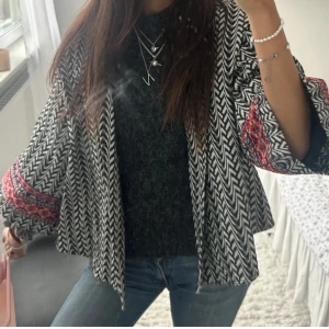 Höst Jacka  - Säljer denna jacka perfekt till hösten ❤️❤️😁😁 älskar!!!! Så fin me en stickad tröja under eller såå 😁😁😁😁