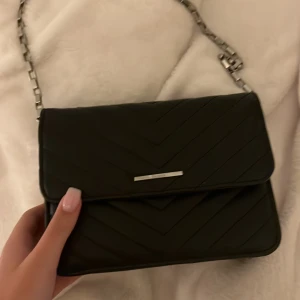 Handväska bershka  - Jätte söt handväska från bershka rymmer tillräckligt använd 1-2 gånger!