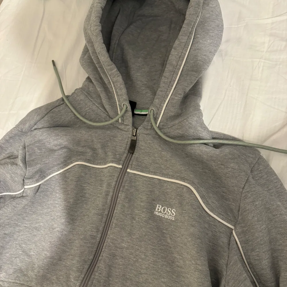 Hugo boss tracksuit i storlek m. Mycket bra skick. . Tröjor & Koftor.