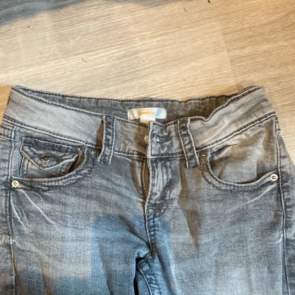 Säljer dessa lågmidjade bootcut jeans från Gina i storlek 152. Väldig sällan använda så dom är i väldig bra skick💓. Jeans & Byxor.