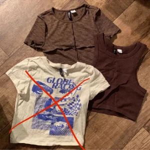 Två toppar - Båda är från H&M och linnet är i storlek S och t-shirten i XS men skulle säga att båda är XS/S. Skriv om du har några frågor!🤎