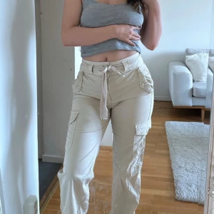 Cargobyxor  - Fina cargobyxor från Oxxo Köpta på zalando för 499kr Lite smutsiga längst ner då de är för långa för mig som är 167 Storlek Xs/36 