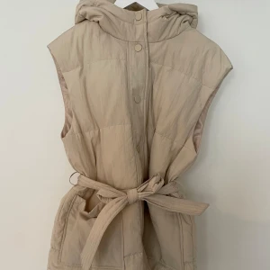 Vest - Vest ifrån nelly i storlek s. Fint skick, knappt använd. 