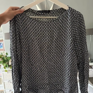 Blus - Mönstrad blus 3/4 ärm Liten missfärgning på insida hals men inget som syns när man har på sig den 