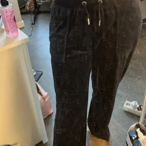 juicy byxor - Så fina mörkblå juicy mjukisbyxor som tyvärr är för stora på mig. Bra skick💙