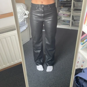 Skinnbyxor - Säljer mina mid-rise skinnbyxor, knappt använda. 