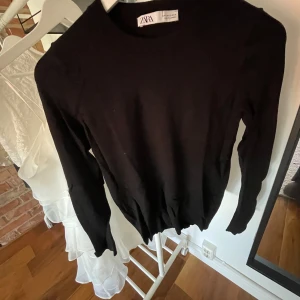 Finstickad teöja - Superfin tröja från zara, finstickad med guldiga detaljer på ärmarna, finns ett litet hål vid ärmen som knappt syns(skickar om man vill)