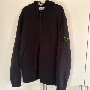 Stone island hoodie xxl (sitter bra på XL) - Fint skick, tvättad ca 3 gånger