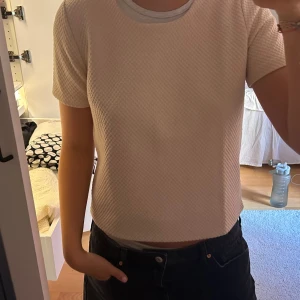 Rosa tröja - Jätte fin kortärmad rosa tröja i lite tjockare material. Jätte fint skick köpt i Köpenhamn❤️