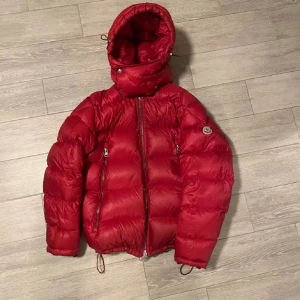 moncler jacka  - mycke bra skick, storlek 4 kvitto och orginalförpapackning följer med