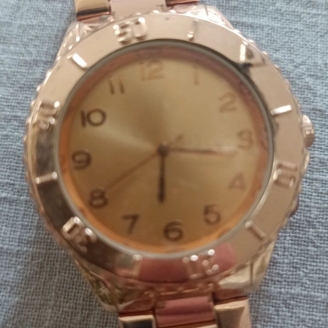 Guldfärgad klocka - 91