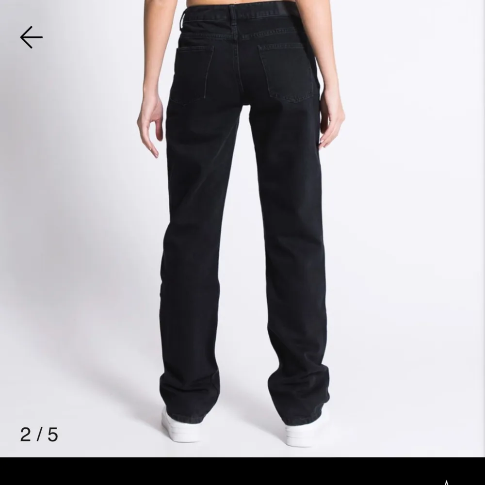 Säljer ett par snygga svarta jeans av modellen 'Icon'. De har en klassisk femficksdesign och är perfekta för både vardag och fest. Jeansen har en straight passform som ger en tidlös look. Perfekt för dig som vill ha ett par stilrena och bekväma byxor i garderoben.. Farkut & Housut.