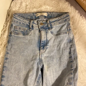 MOLLY JEANS//GINA - Ljus blåa Molly jeans från Gina som sitter väldigt väldigt fint  18 kr frakt 