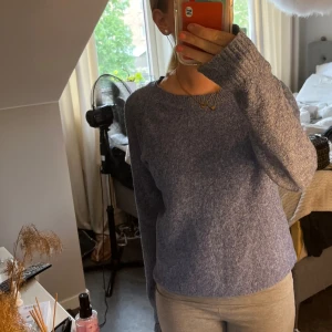 Blå stickad tröja - Jättefin blå stickad tröja från VeroModa. Knappt använd så är i bra skick💙