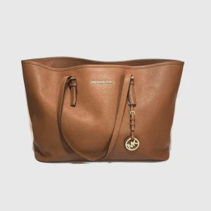 Väska - Michael Kors väska. Använt minimalt. Ärvt så vet ej äkthet helt säkert, kom med prisförslag, priser varierar online!💓