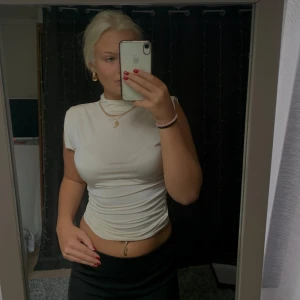 Vadderad topp - Jättefin beige topp från H&M. Toppen har axelpuffar vilket gör en extra fin detalj. Använd 1 gång🤍🤍