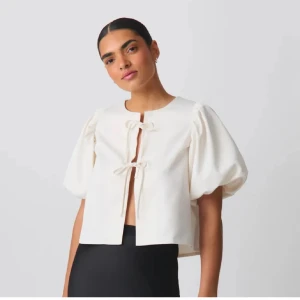 Gullig topp med rosetter  - Så fin topp från Gina. Säljer då den tyvärr inte kommer till användning! 