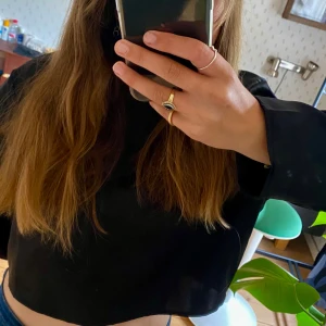 Svart blus - Svart blus i väldigt lent material, knappt använd.