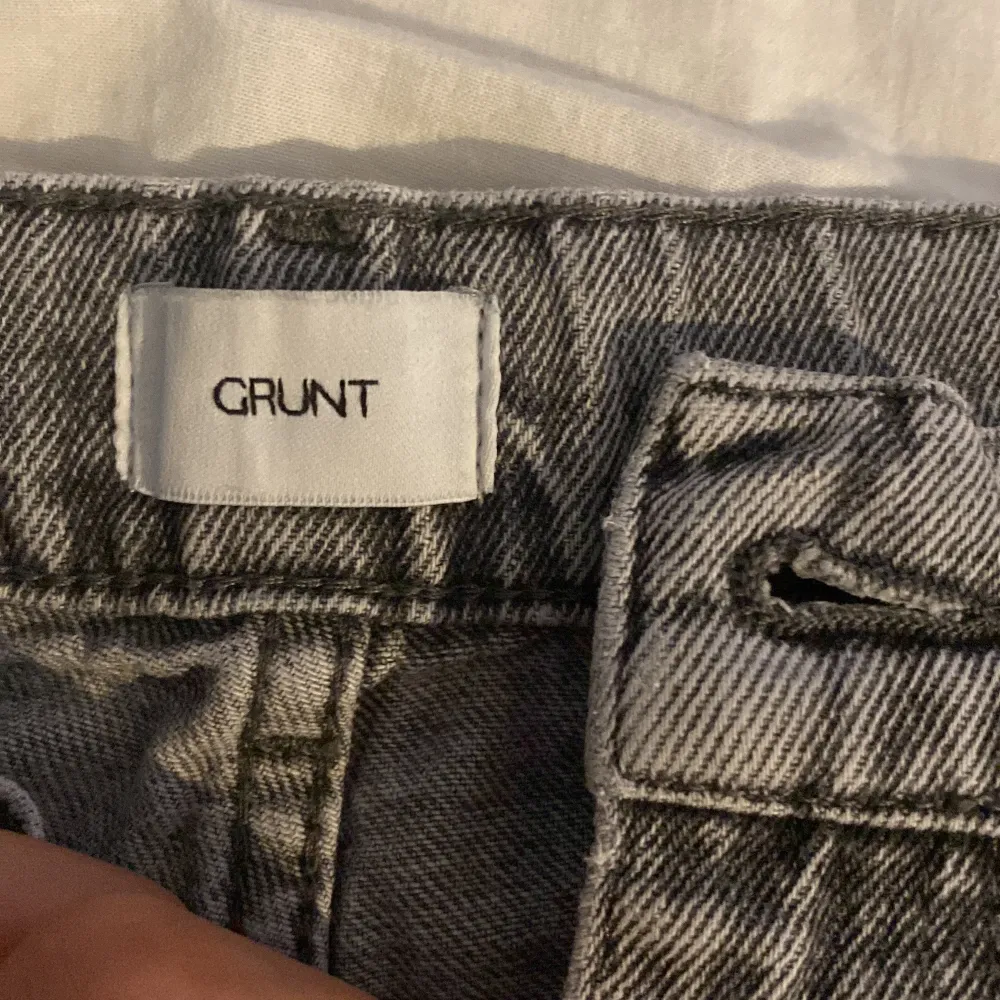 fint skick dock är dem lite sönder längst nere på höger benet dock märks det knappt av, jeansen är en lite pösigare modell. Jeans & Byxor.