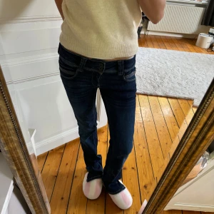 Lågmidjade jeans  - Såå snygga!! Tryck köp nu. Egengjord slits längst ner (se bilder) aldrig använda! Passar mig som har S i jeans, de är stretchiga. Passa på Gratis frakt! Originalpris 999kr så säljer för betydligt billigare! Midjemått: 37cm innerbenslängd 78cm 
