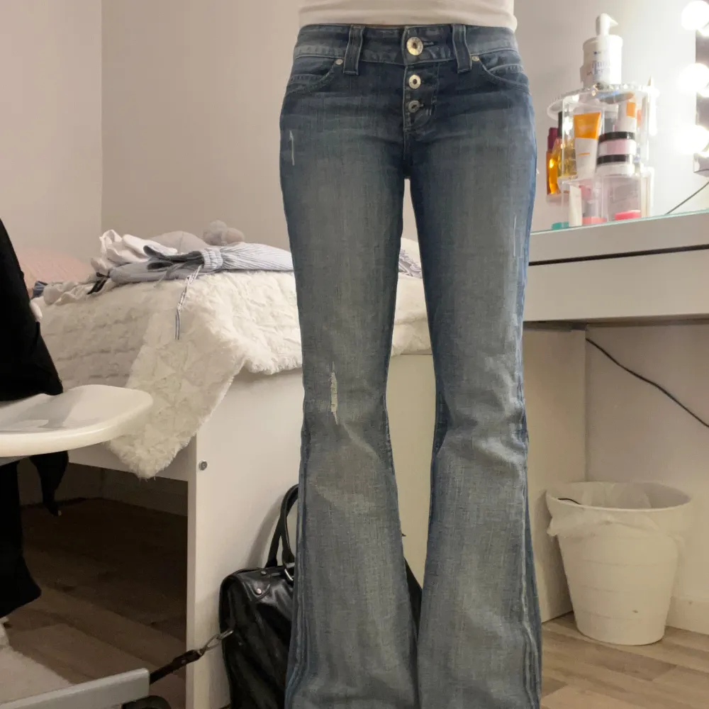 Ett par jättesnygga low waist boot cut jeans från guess. Dom är i bra skick👍🏻. Jeans & Byxor.